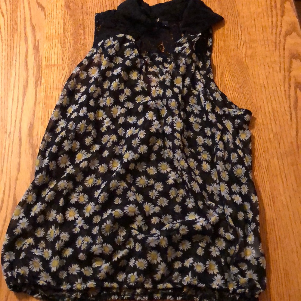 Hearts brand no shelves daisy laced top